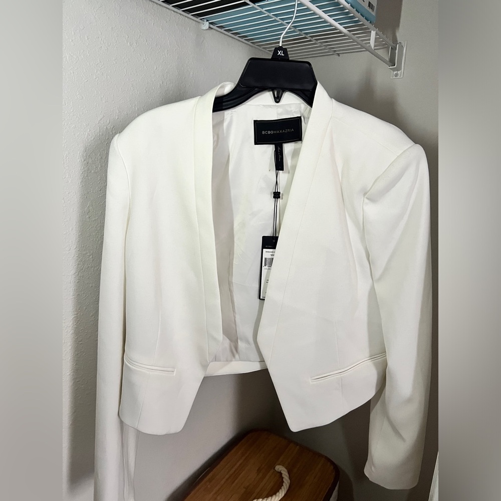 🎉🎉🎉 SALE 🎉🎉🎉 Large White BCBG MAXAZRIA Cropped Blazer